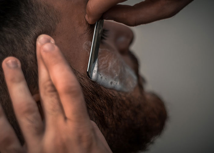 fazendo a barba